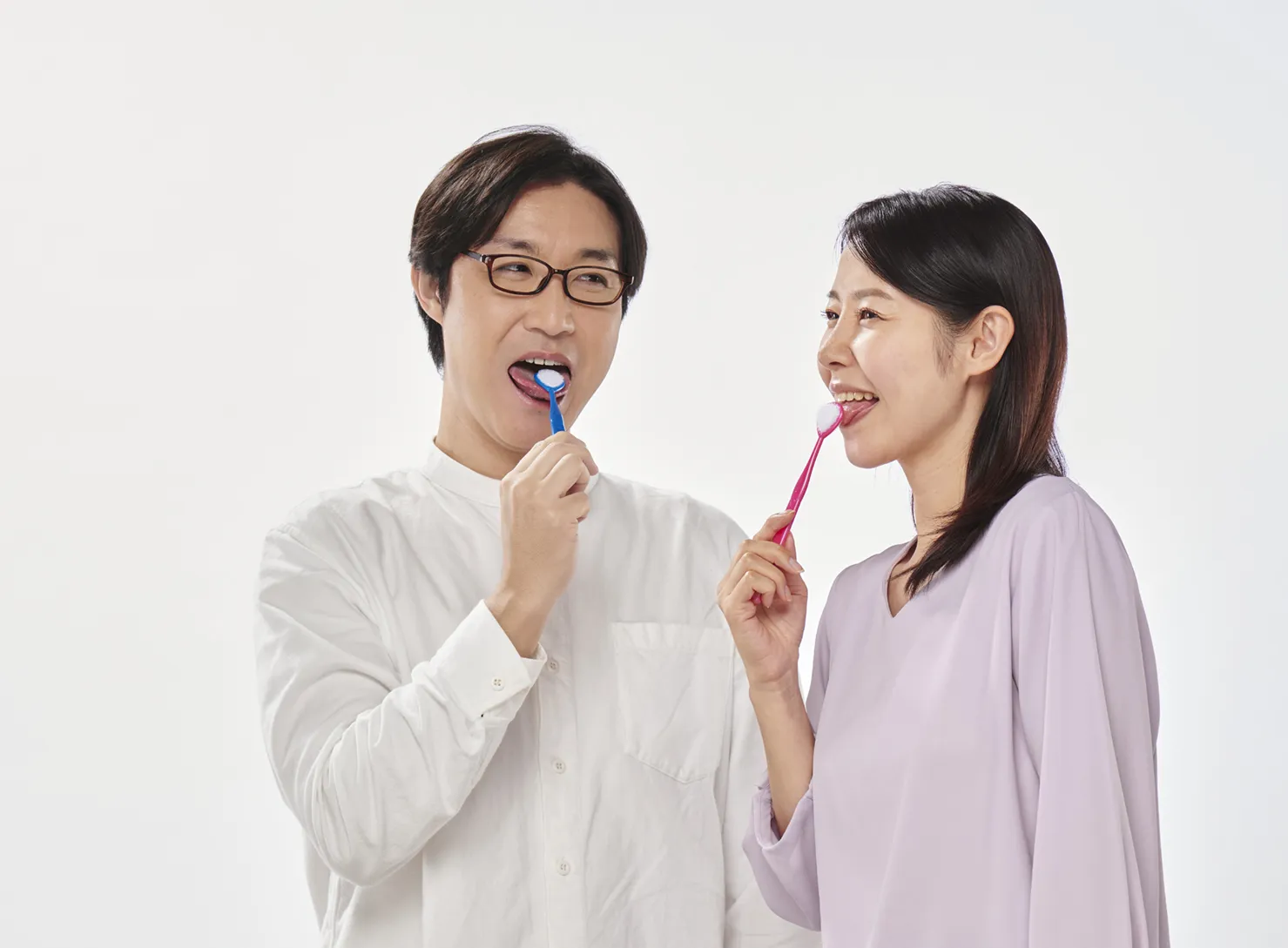 夫婦で「舌みがきスムーザー W-1 PREMIUM」を使うシーン