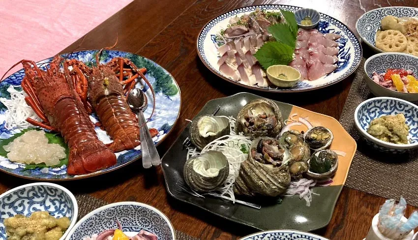 民宿みちもとの食卓に並ぶ伊勢海老の姿盛りと刺身