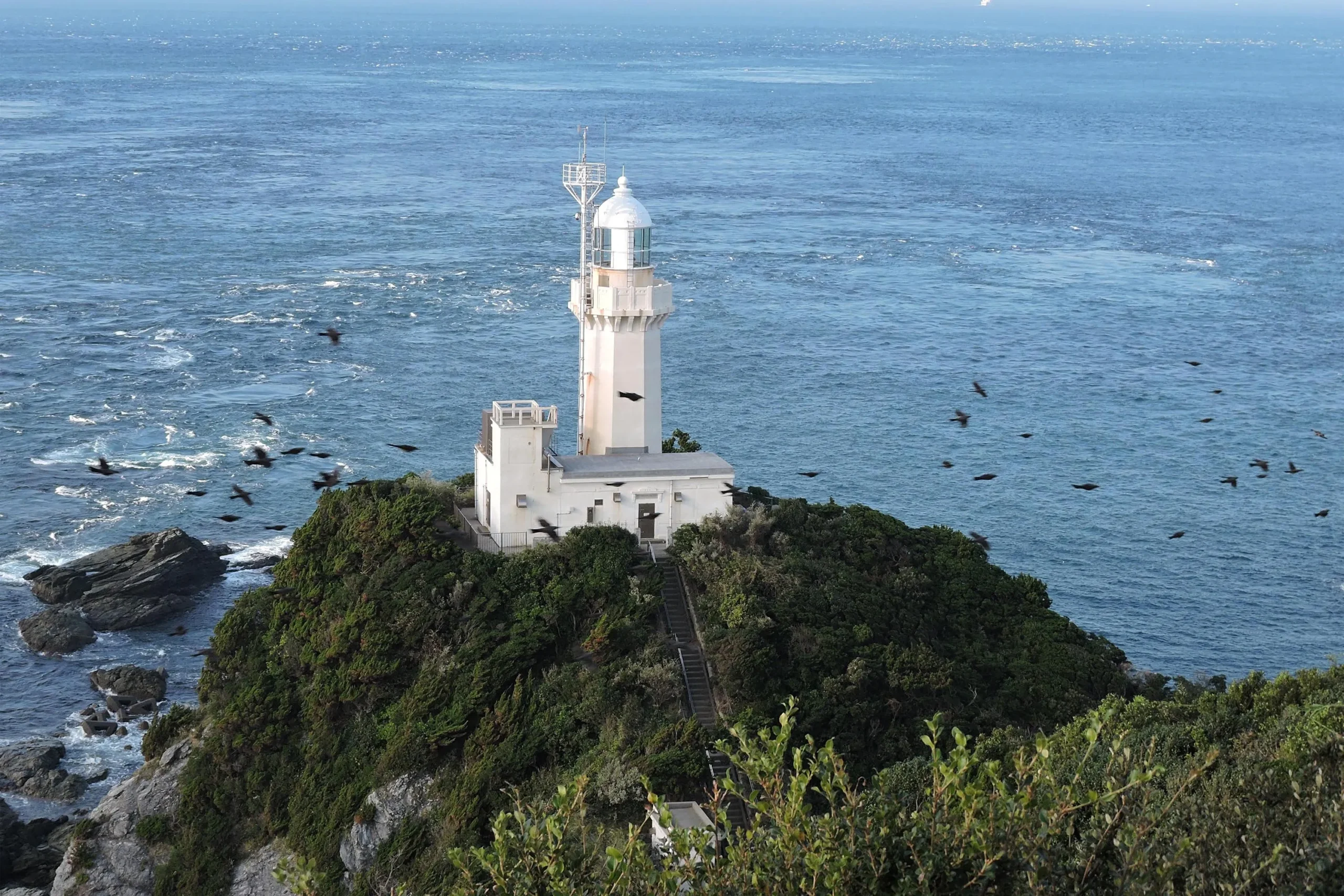 佐田岬半島の突端に立つ佐田岬灯台と海の景観