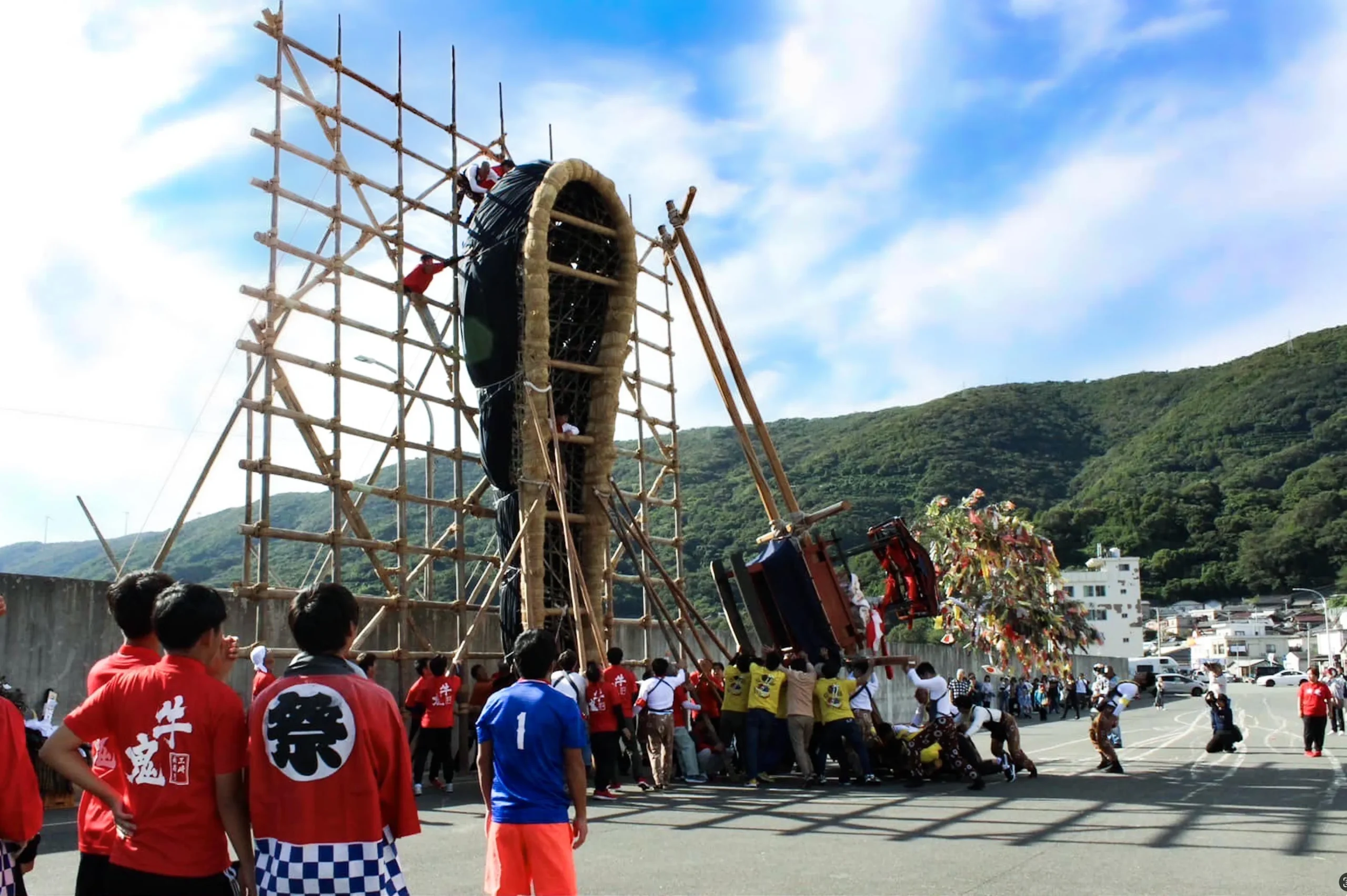 三崎秋祭りで組み上げられた牛鬼と四ツ太鼓の練り
