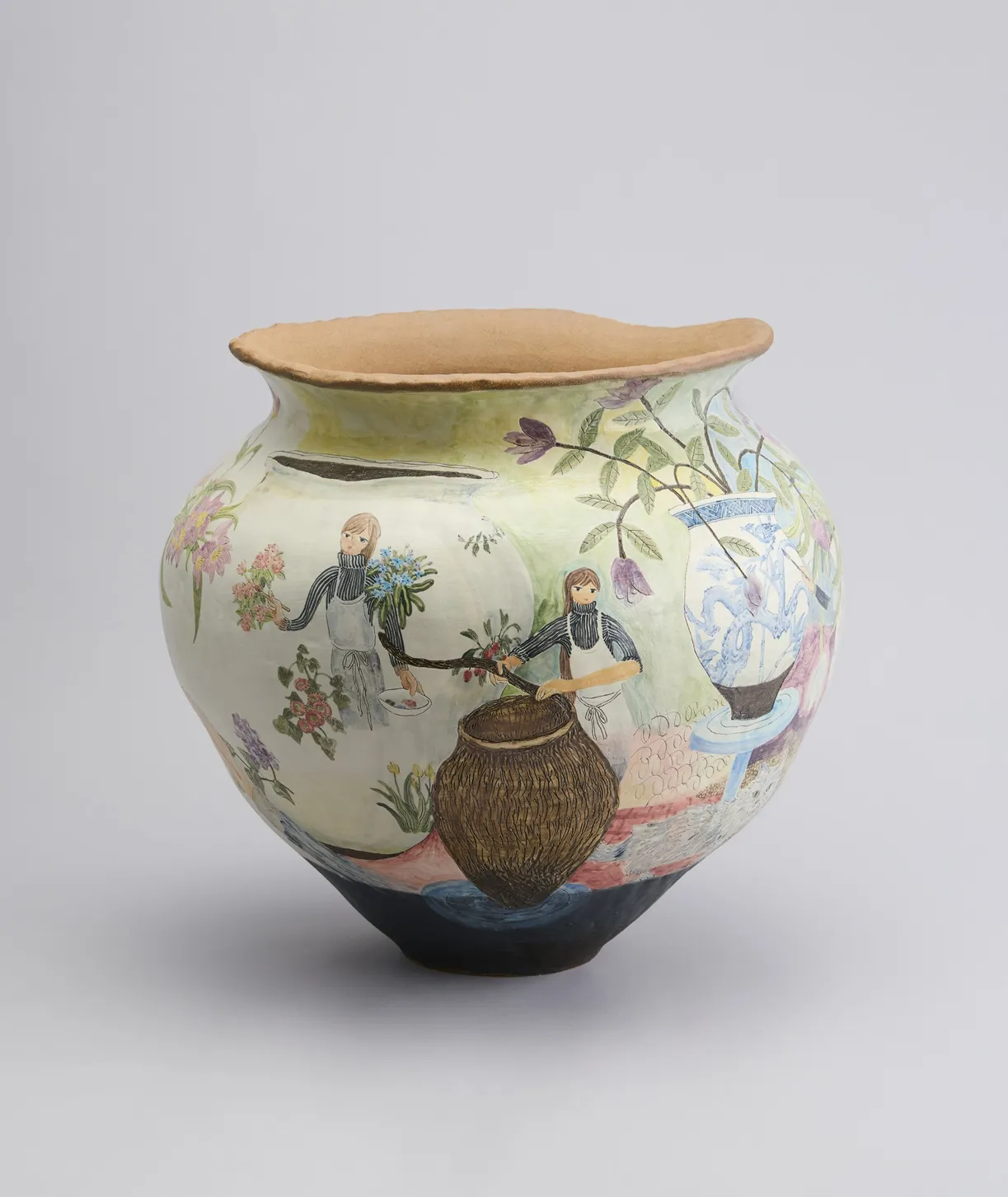 花や人物、青花磁器の絵付けが施された大壺