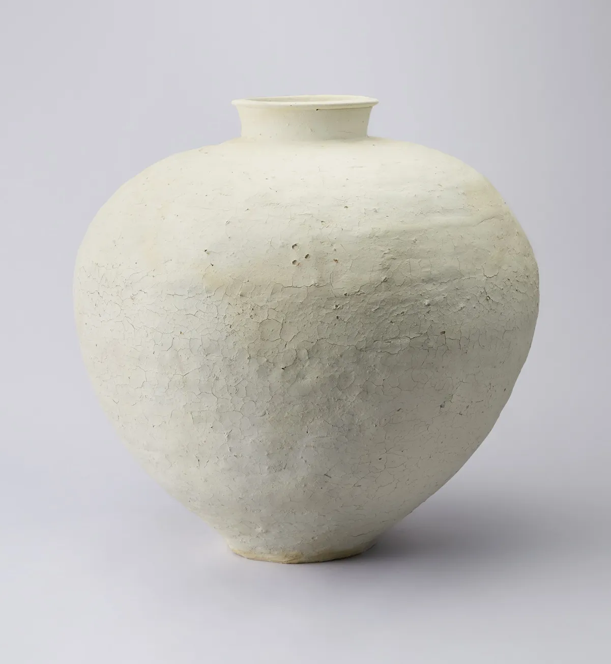 白い釉薬をまとった丸みのある壺形作品