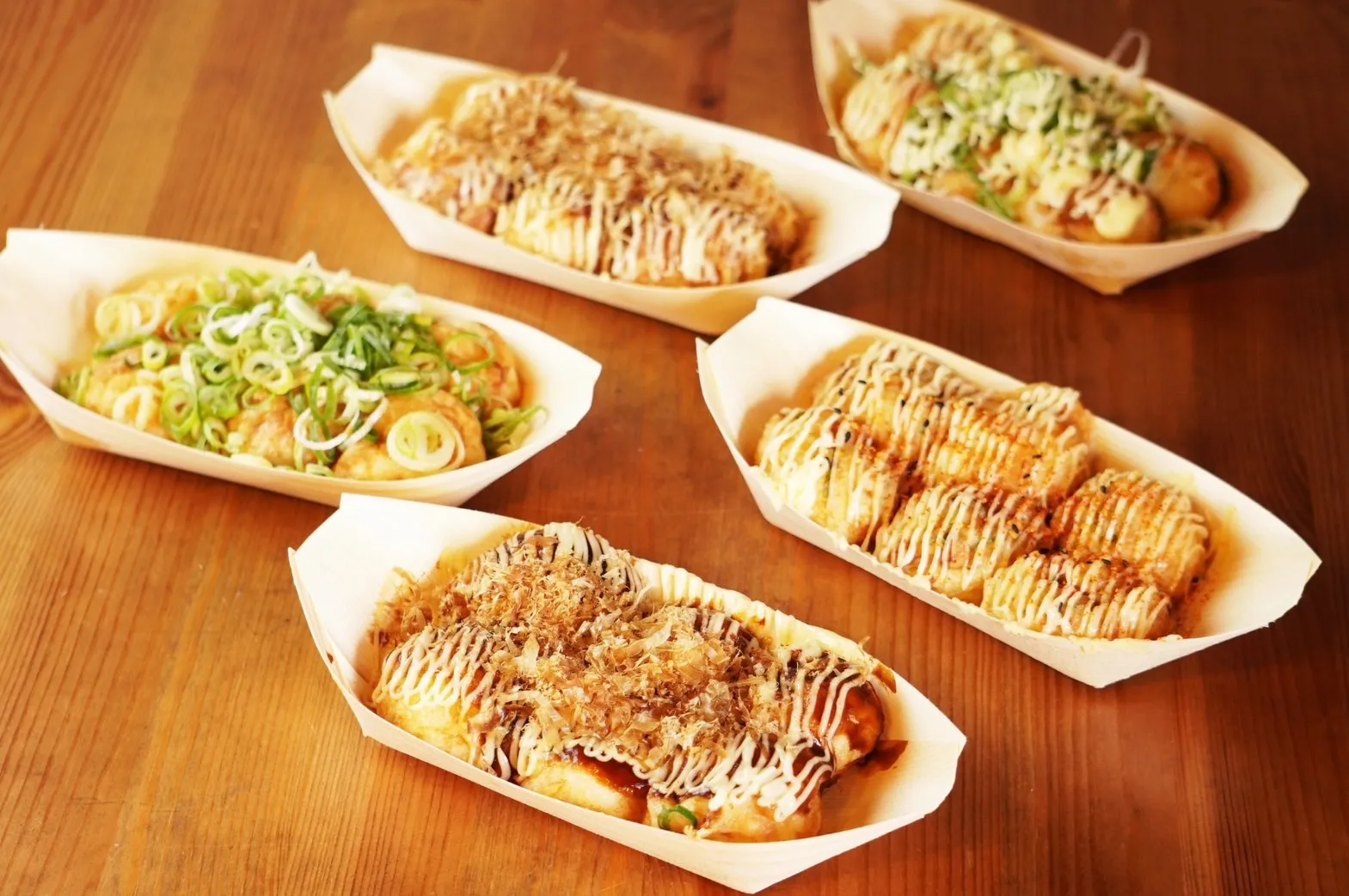 舟形トレーに盛られたたこ焼き5種