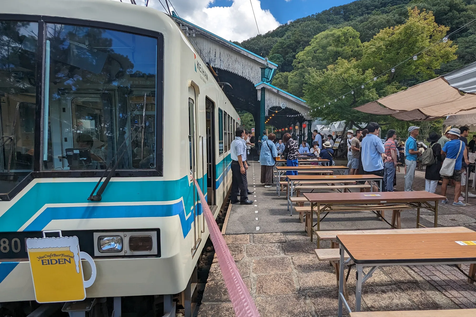 八瀬比叡山口駅ホームに停車する「ビアトレイン」