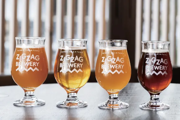 「ZIGZAG BREWERY」ロゴ入りのビアグラス4杯