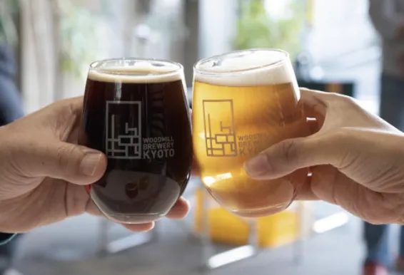 「WOODMILL BREWERY KYOTO」のグラスで乾杯
