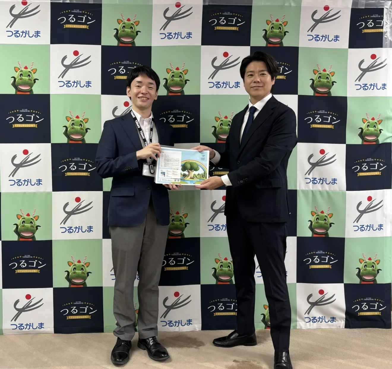 鶴ヶ島市小川尋海市長とタミヤホーム田宮明彦社長の表敬訪問記念写真