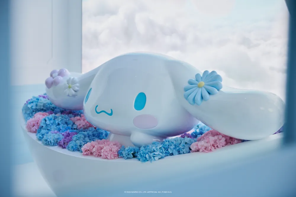 花に包まれたシナモロールのフォトスポット