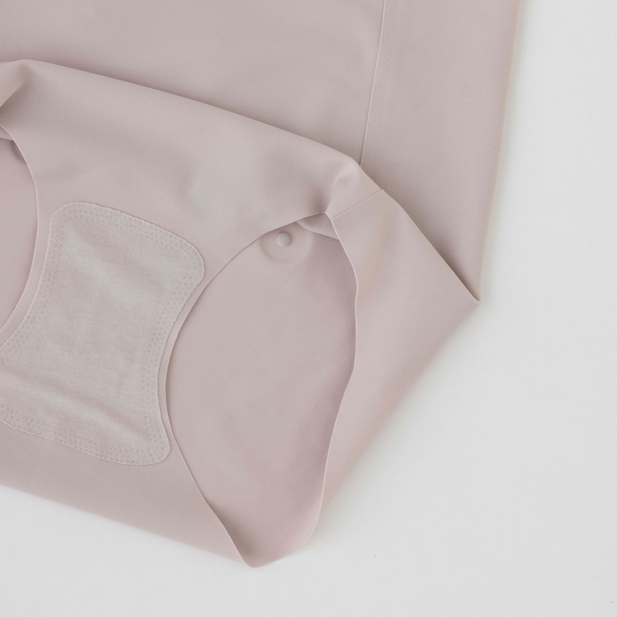 「腰こりらっくす SEAMLESS」生地の腰部パッチと磁石内蔵部分の接写