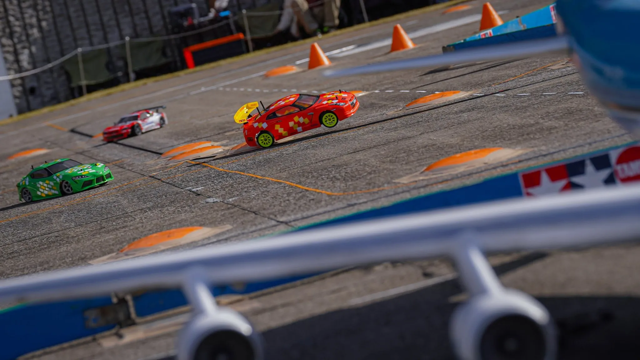 新東京国際空港コースを走るRCツーリングカー