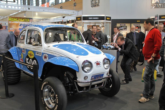 ゼッケン506をつけた青と白のツートンカラーのビートル型オフロード実車
