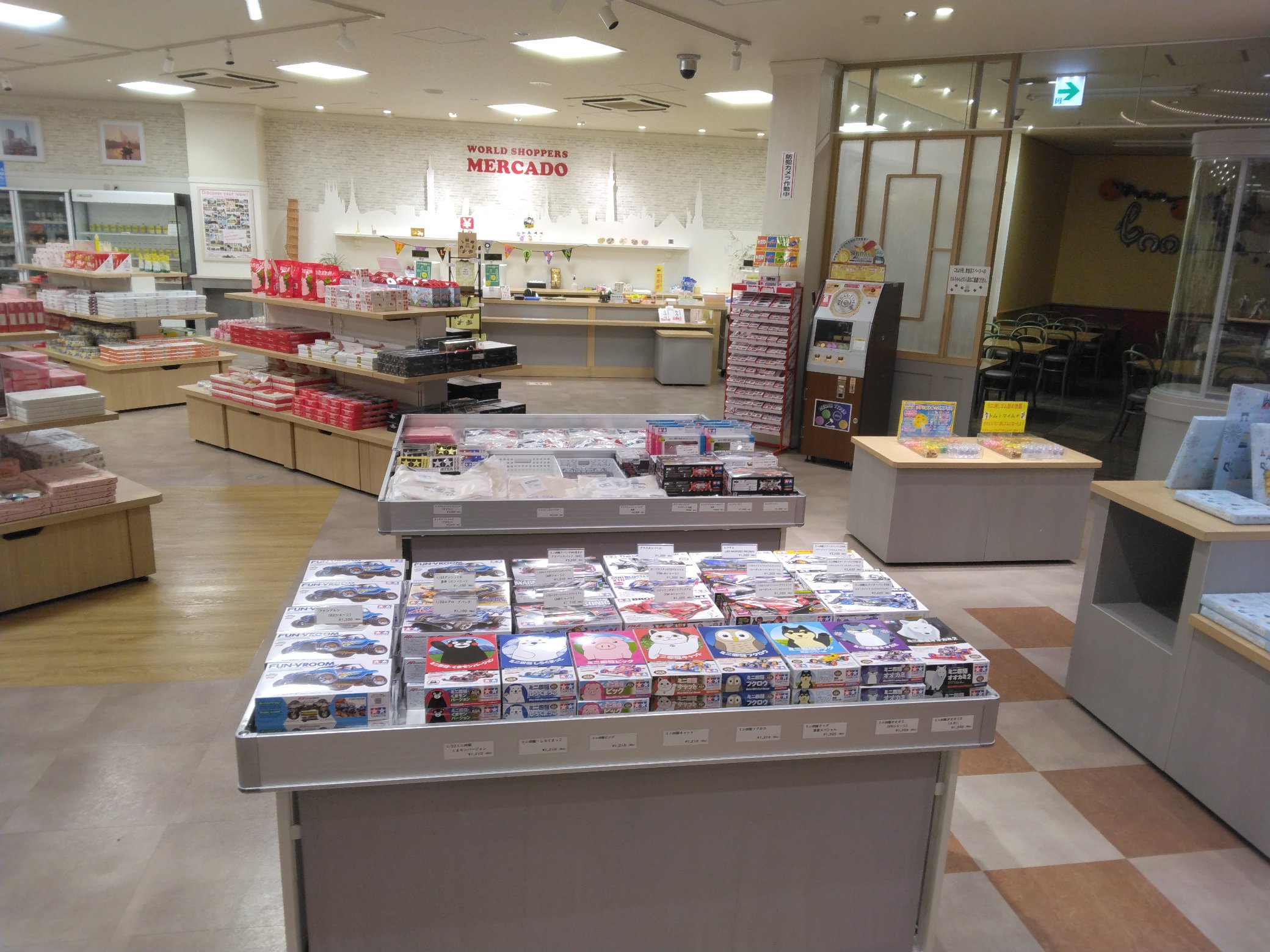 WORLD SHOPPERS MERCADOの看板が掲げられた店内にミニ四駆のパッケージが並ぶ