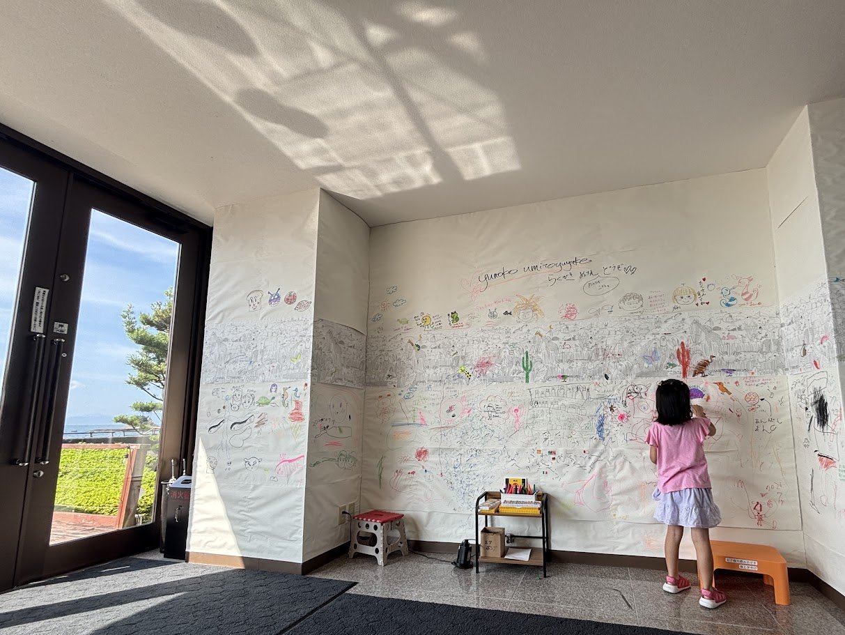落書き壁で遊ぶ子ども