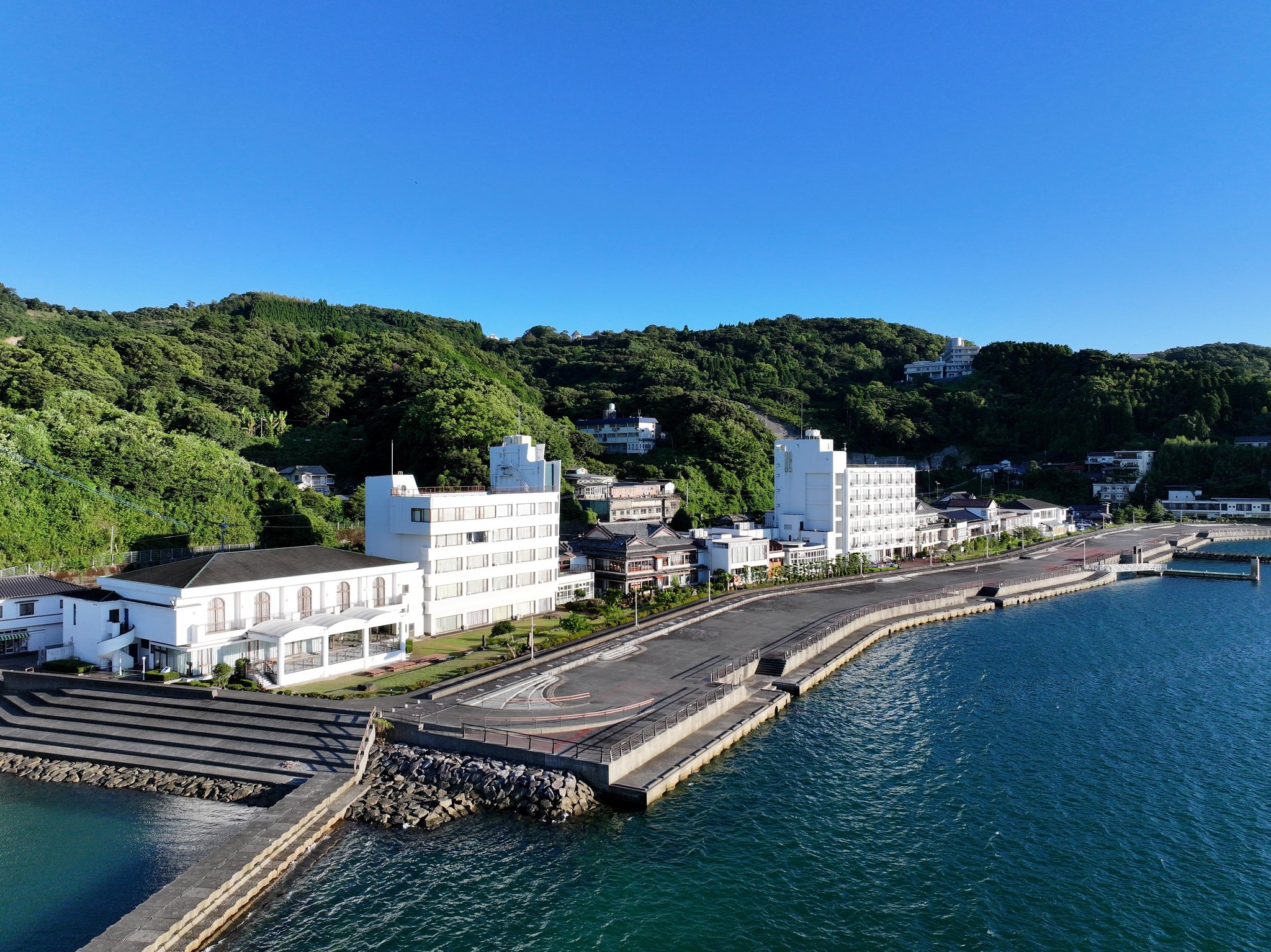 海と山に囲まれた宿泊施設の外観