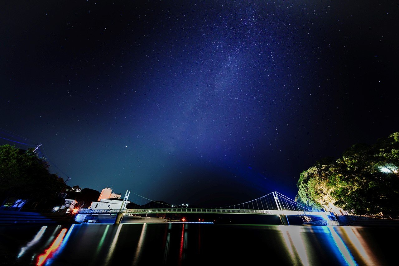 星空と天の川、吊り橋の夜景