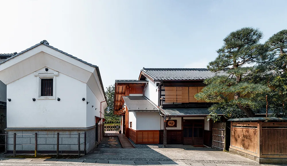 勝沼醸造の直営売店とワイナリー建屋