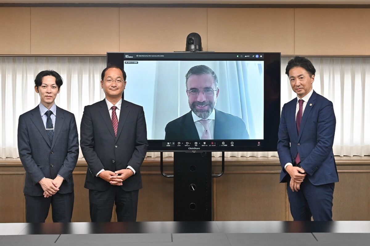 署名式の様子 (左から、全国フードバンク推進協議会 米山氏、日本フードバンク連盟 芝田氏、 GFN Gavilan氏、WINA 斉藤)