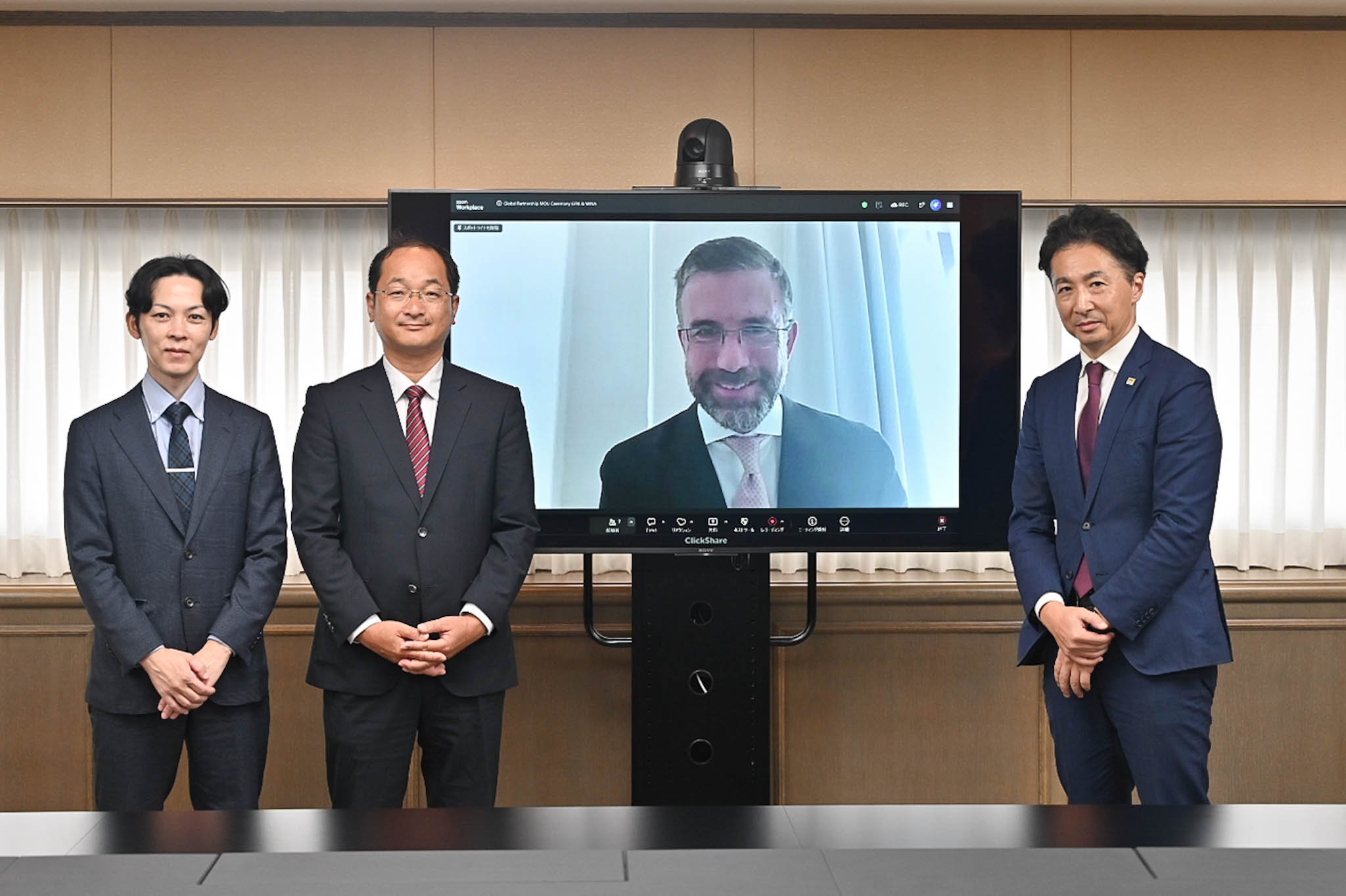 署名式の様子 (左から、全国フードバンク推進協議会 米山氏、日本フードバンク連盟 芝田氏、 GFN Gavilan氏、WINA 斉藤)