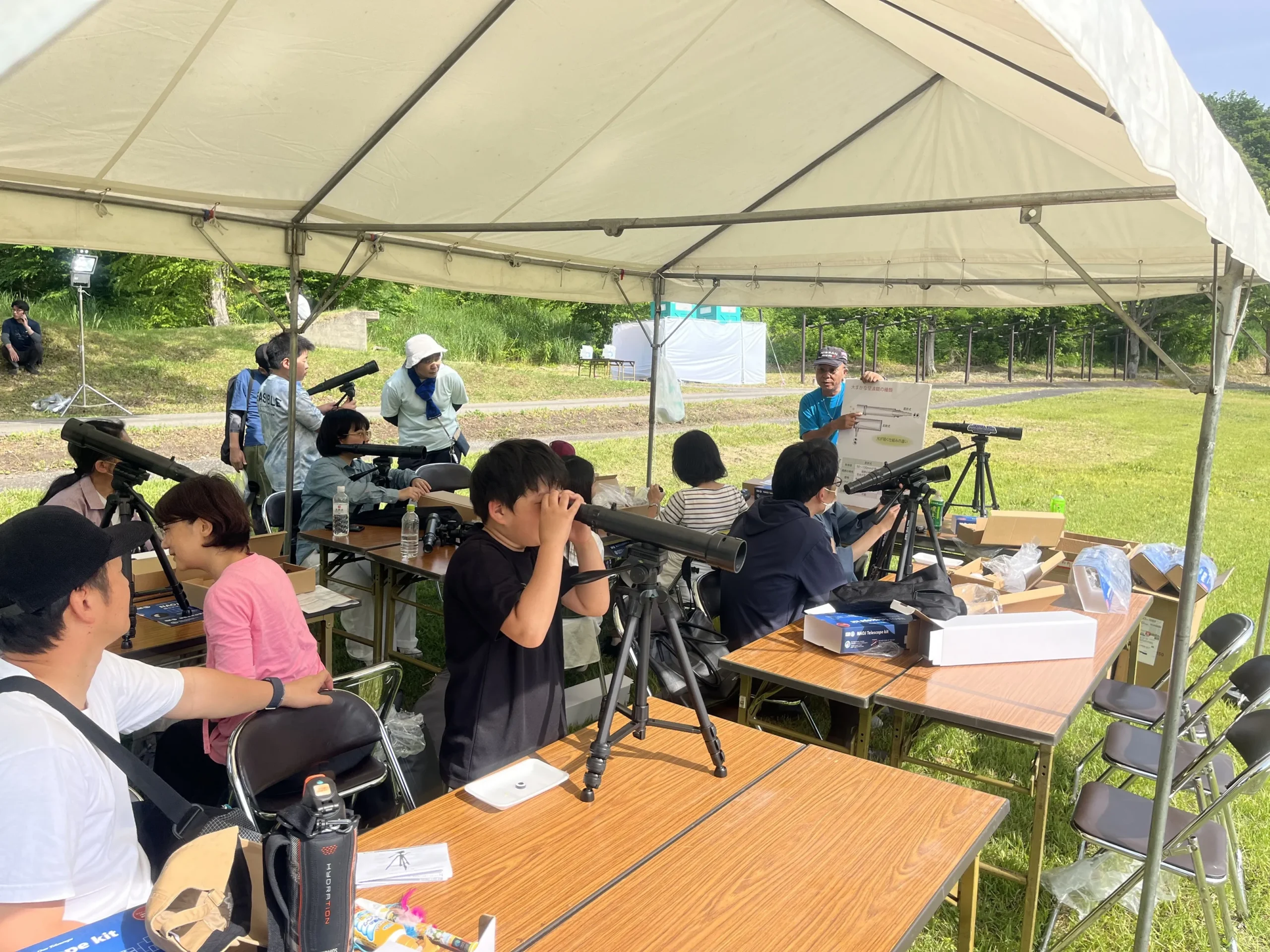 天体望遠鏡を囲む参加者と国立天文台監修キット