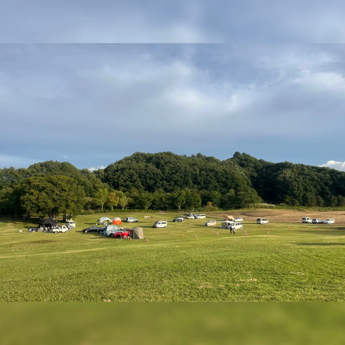 コールマンCAMP VILLAGEに広がるテントとキャンピングカー