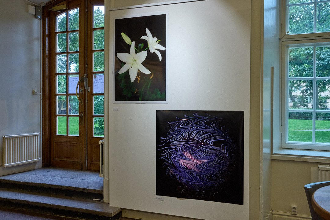 「FLOWER展」に展示された白いユリと抽象表現の学生作品