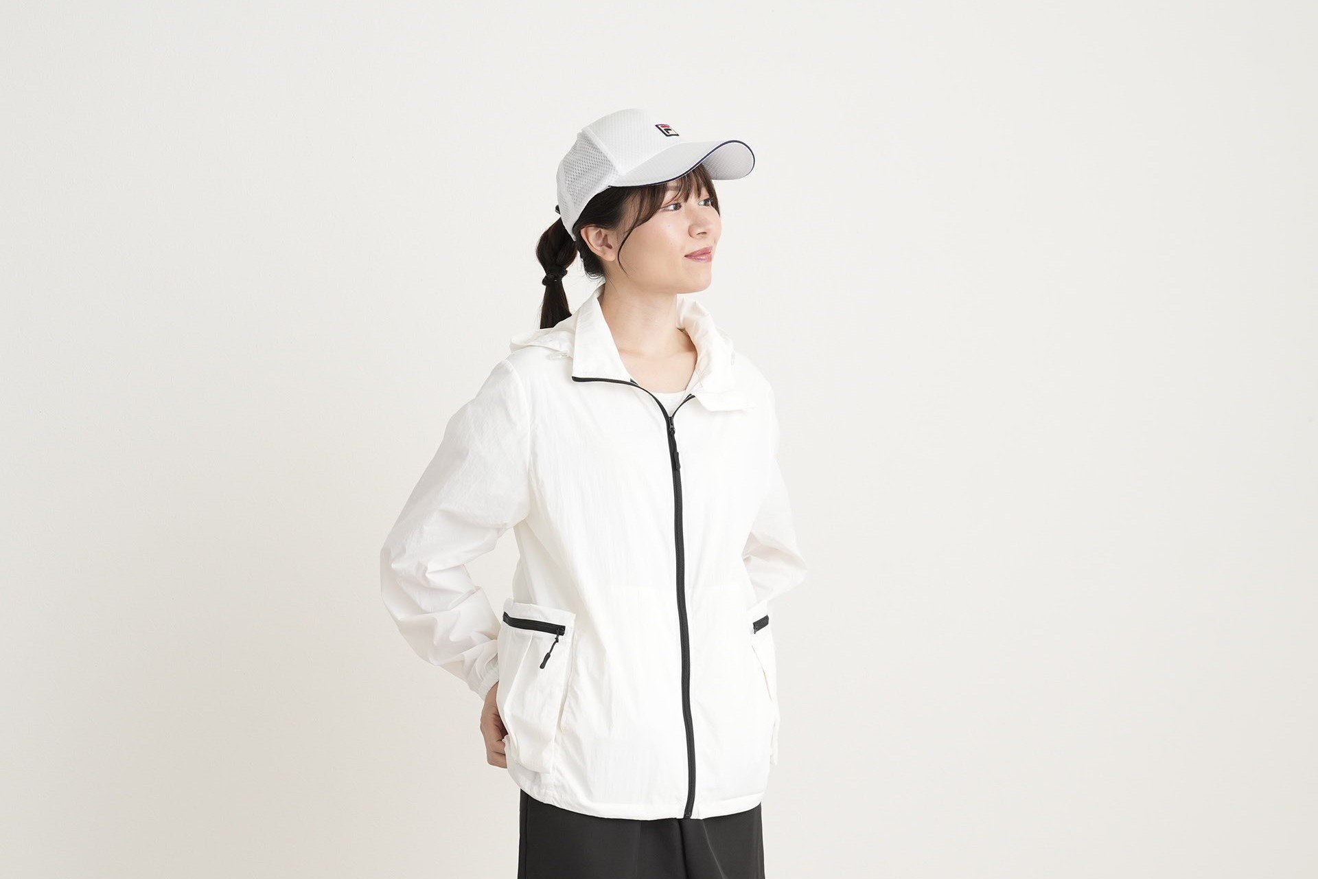 白いキャップと「空調ラッシュガード」を着用した女性