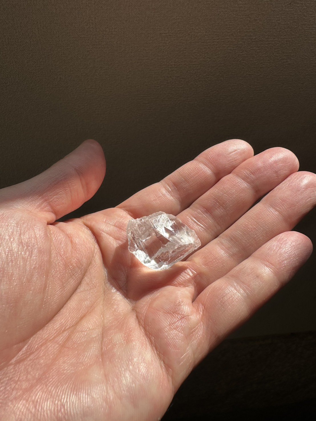 手のひらに乗る水晶一面研磨体験用の原石