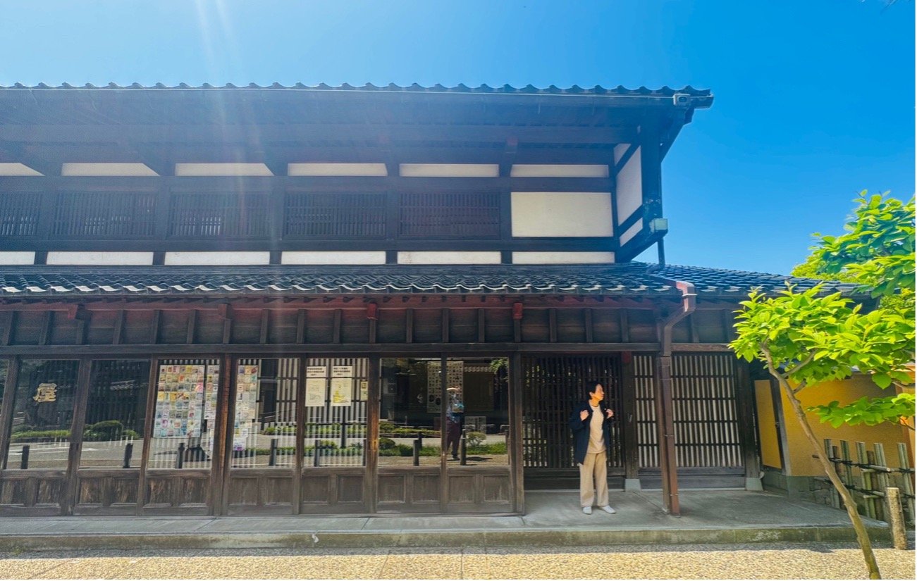 金沢の町家建築の前に立つ人物