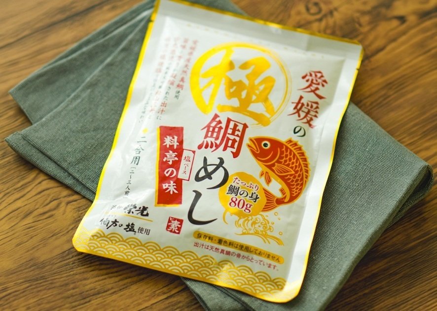 愛媛県産天然真鯛を使用した「こととや 愛媛の極鯛めしの素」のパッケージ