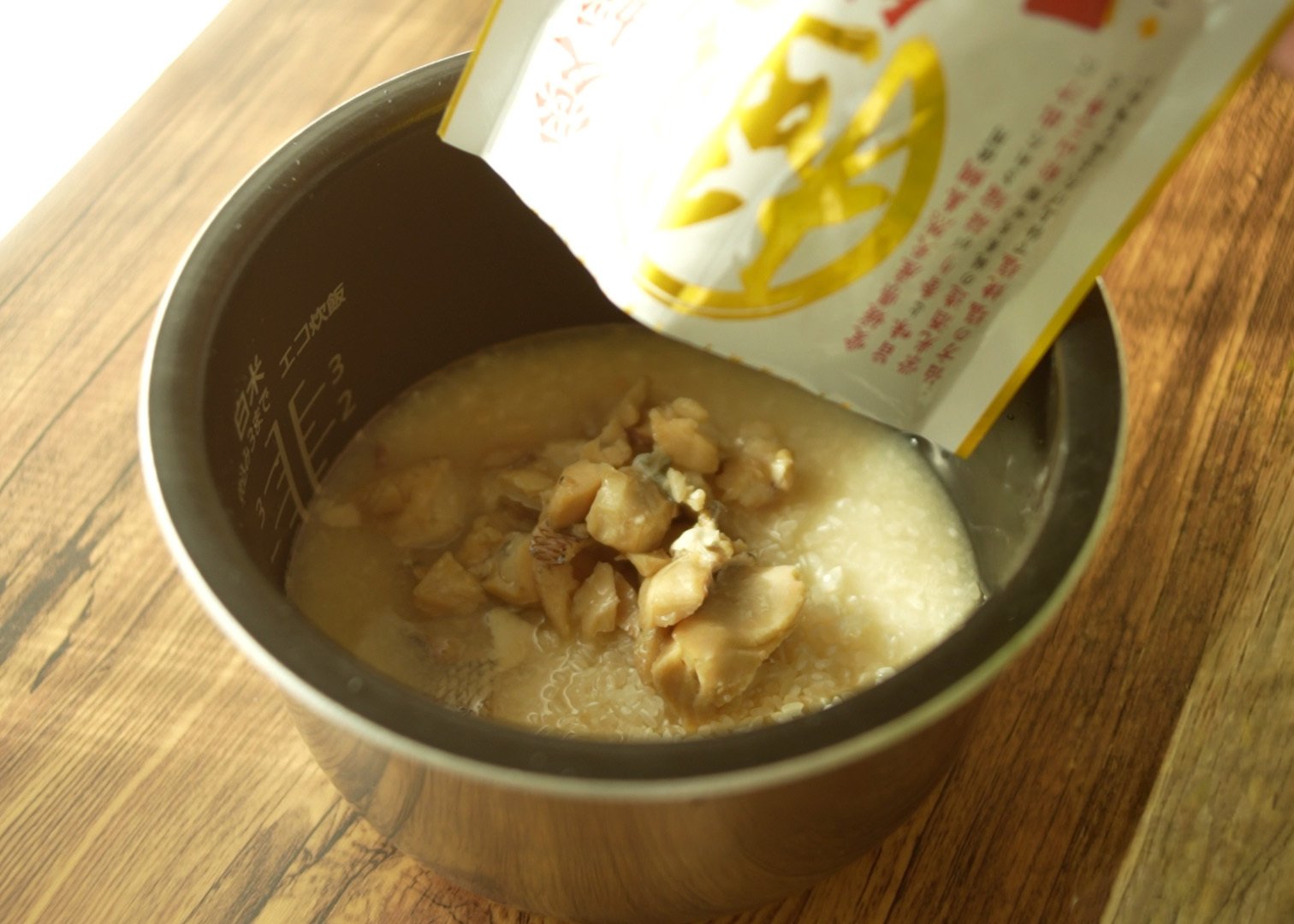 炊飯器の米に天然真鯛の身を注ぐ「こととや 愛媛の極鯛めしの素」