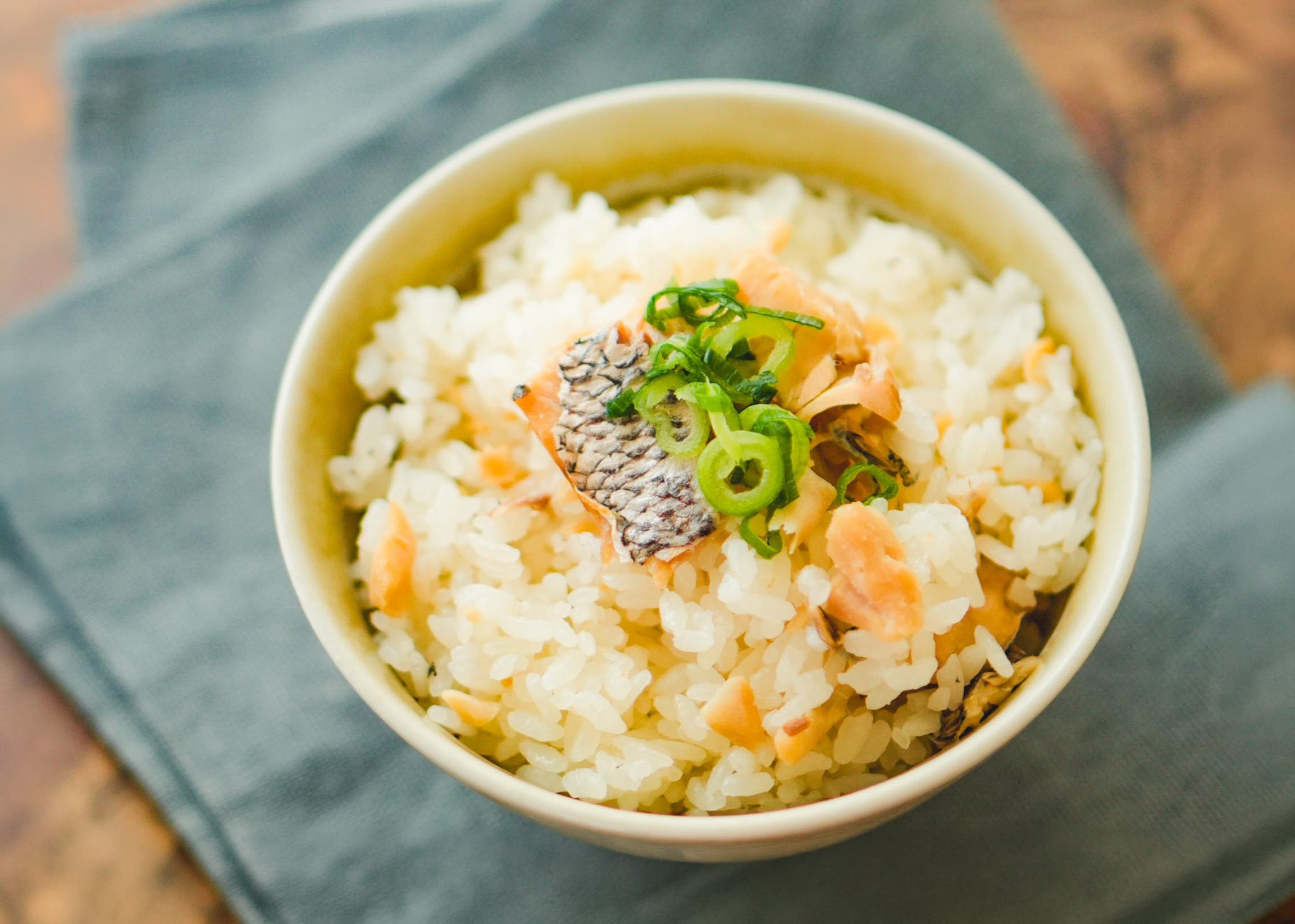 炊き上がった鯛の身とねぎがのった「こととや 愛媛の極鯛めしの素」の鯛めし