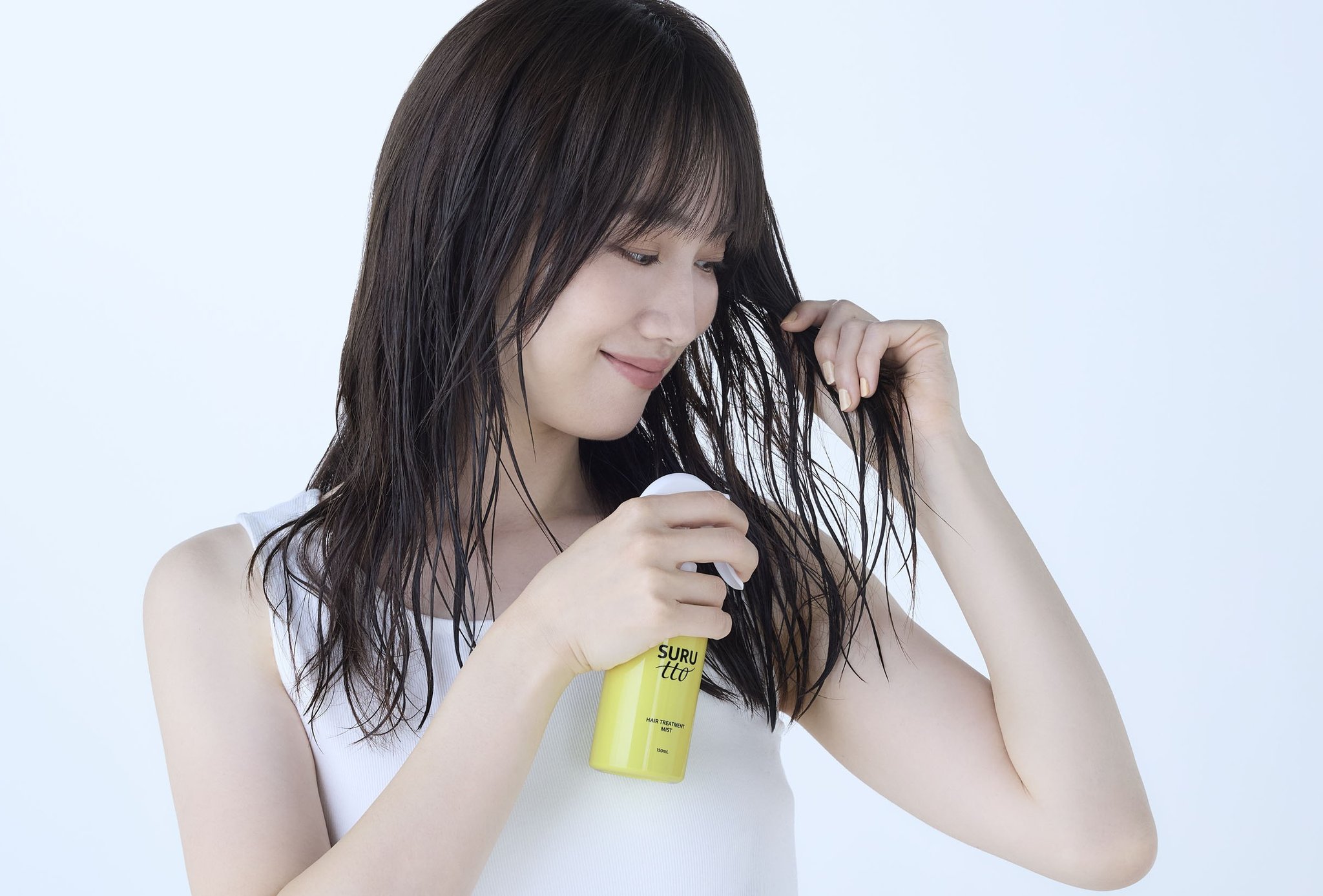 SURUTTO ヘアトリートメントミストを使用する女性