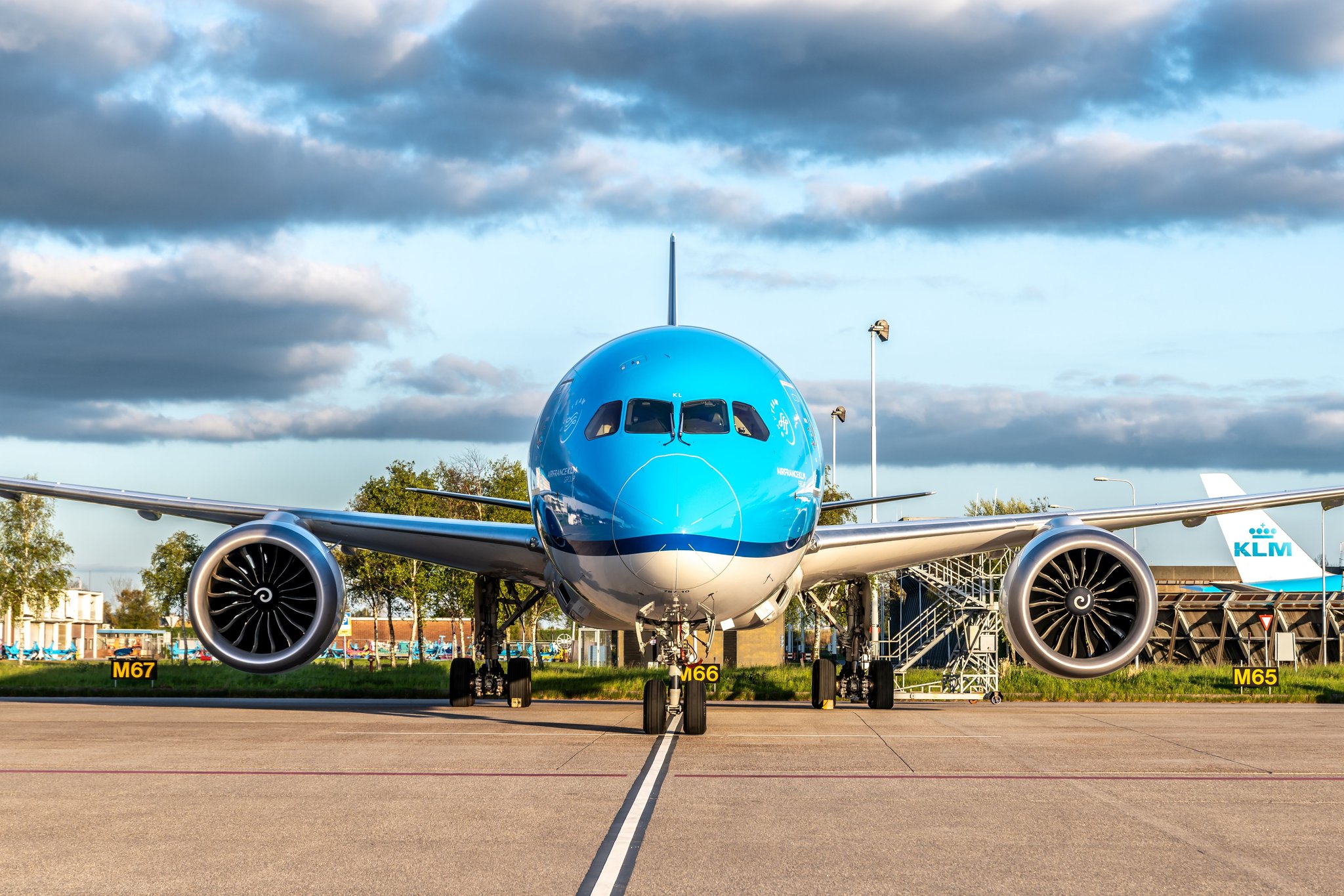 KLMオランダ航空の機体と空港ゲート標識