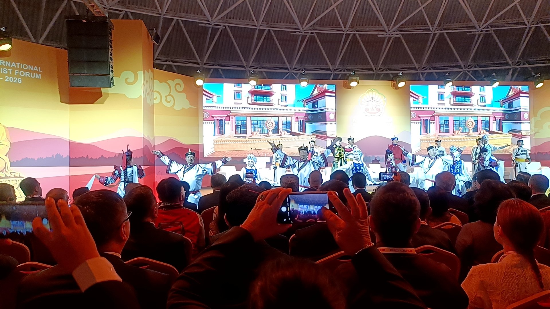 第4回国際仏教フォーラムの会場ステージで演じられる民族衣装の踊り