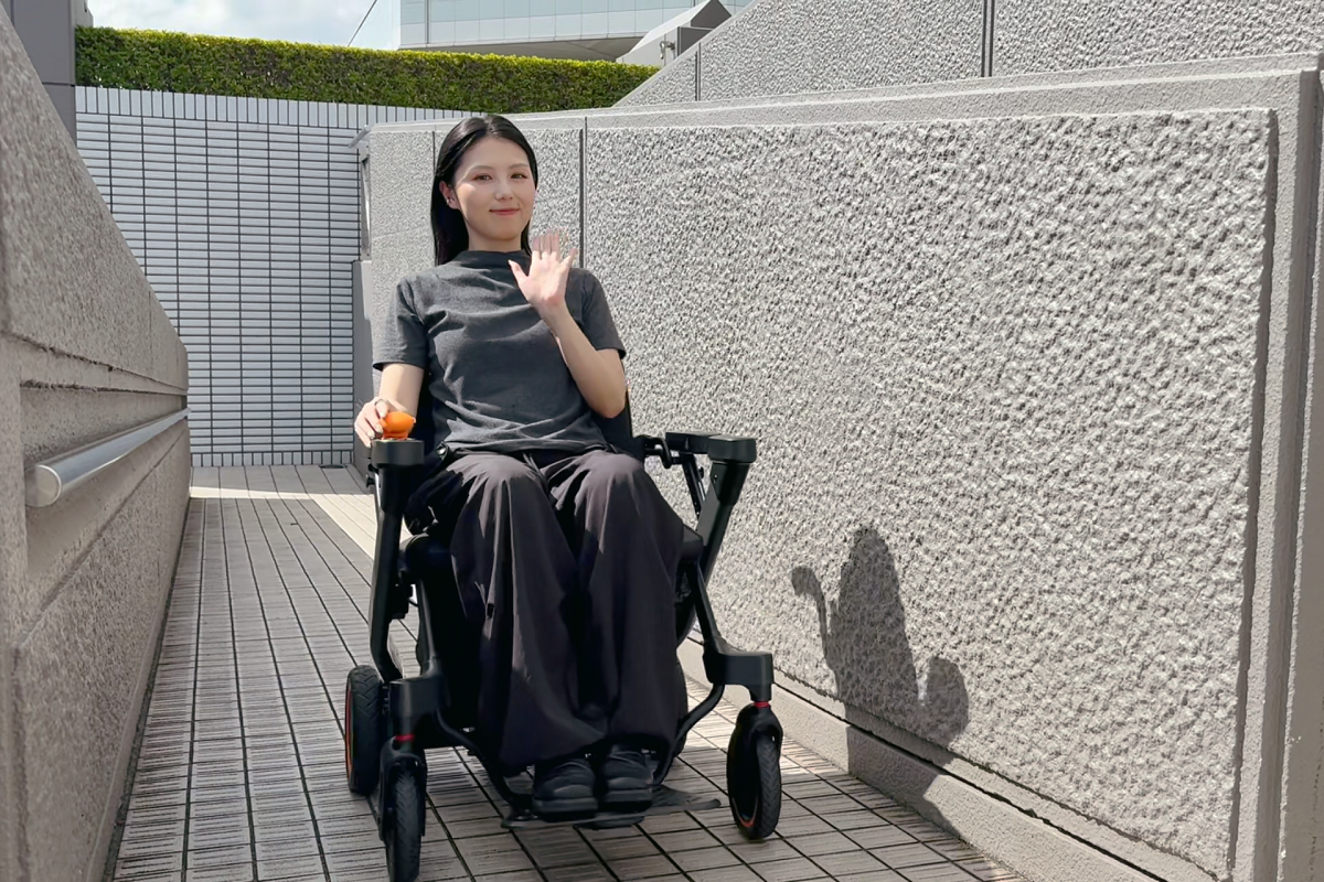 屋外で「e-Buddy」に乗る利用者