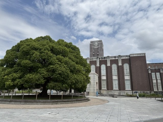 京都大学の時計塔がある本部構内