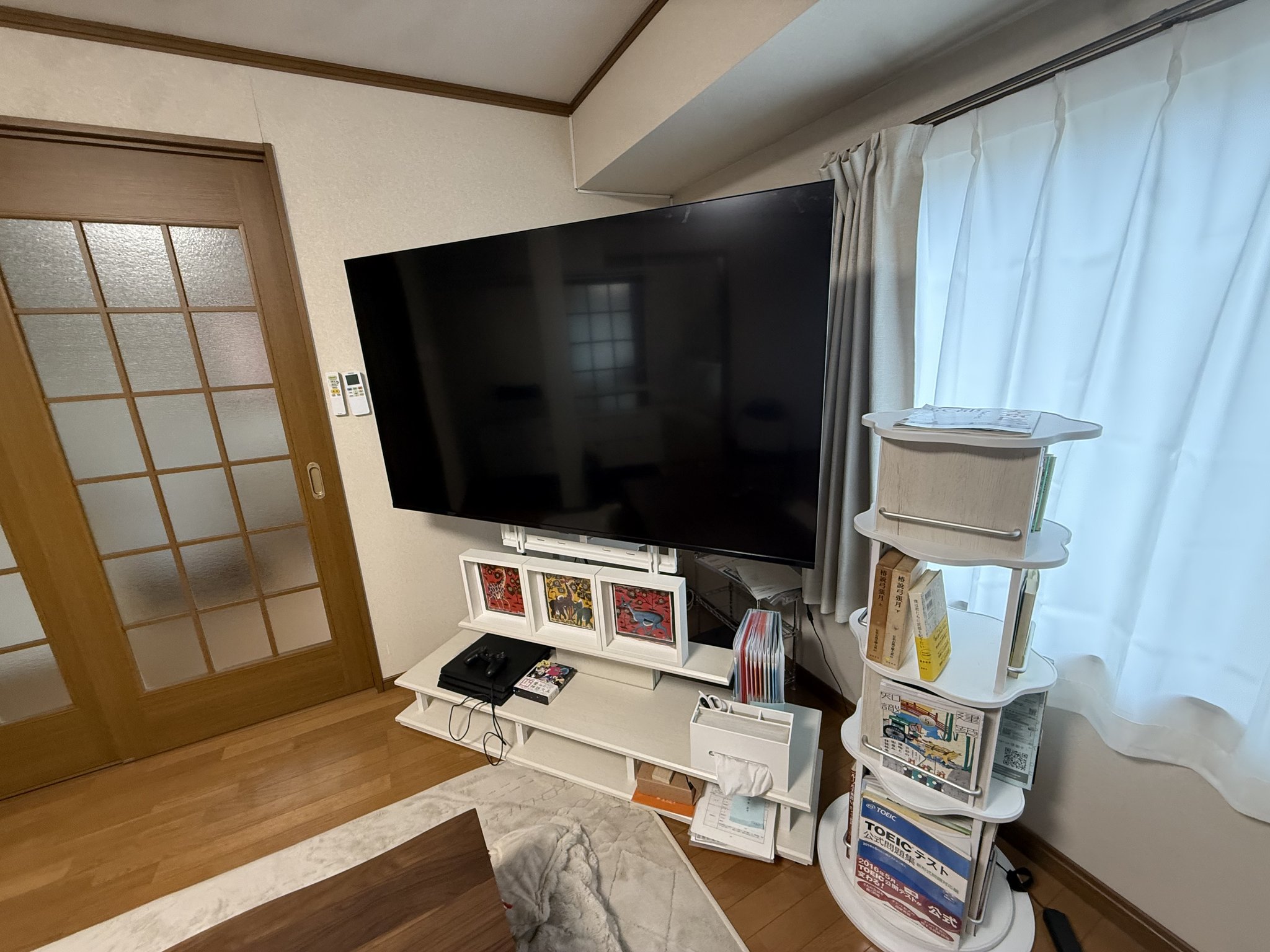 リビングの大型テレビと学習・娯楽スペース
