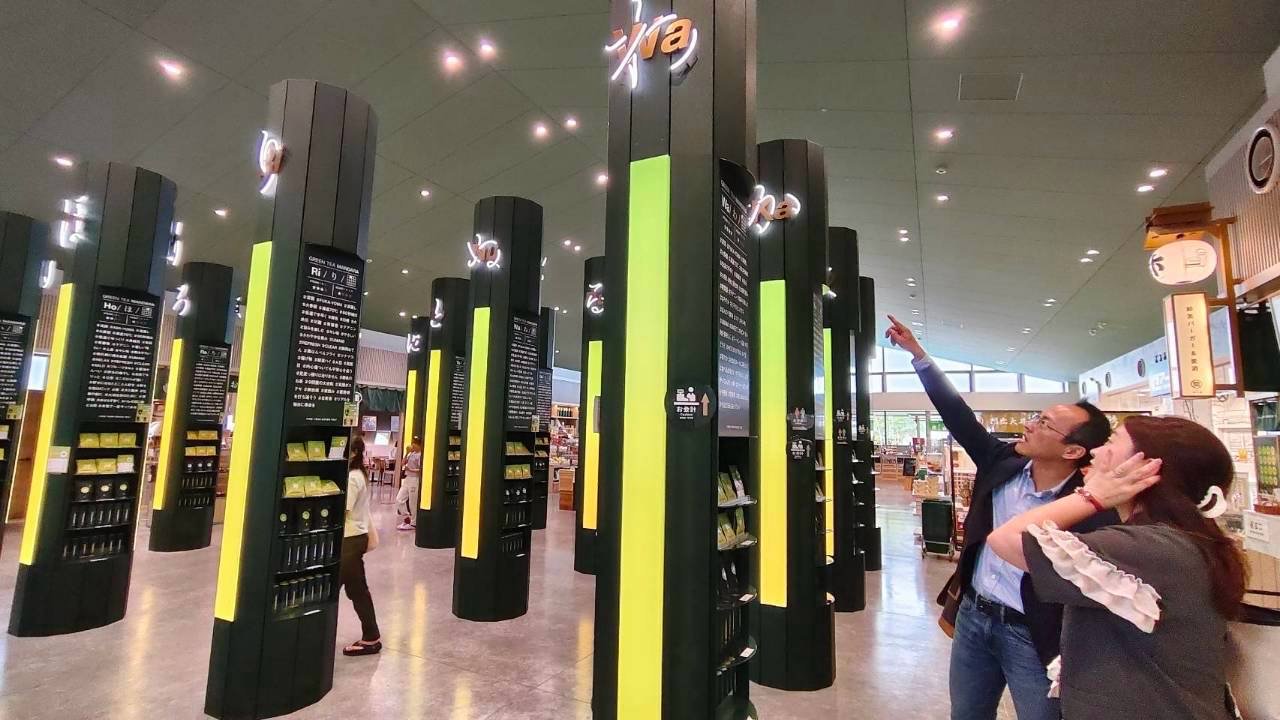 お茶に関する展示施設を訪れた一行