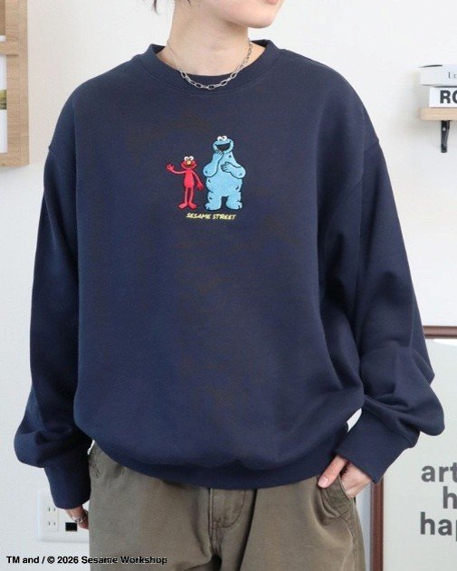 【セサミストリート】フロント刺繍スウェットの「エルモ」と「クッキーモンスター」刺繍