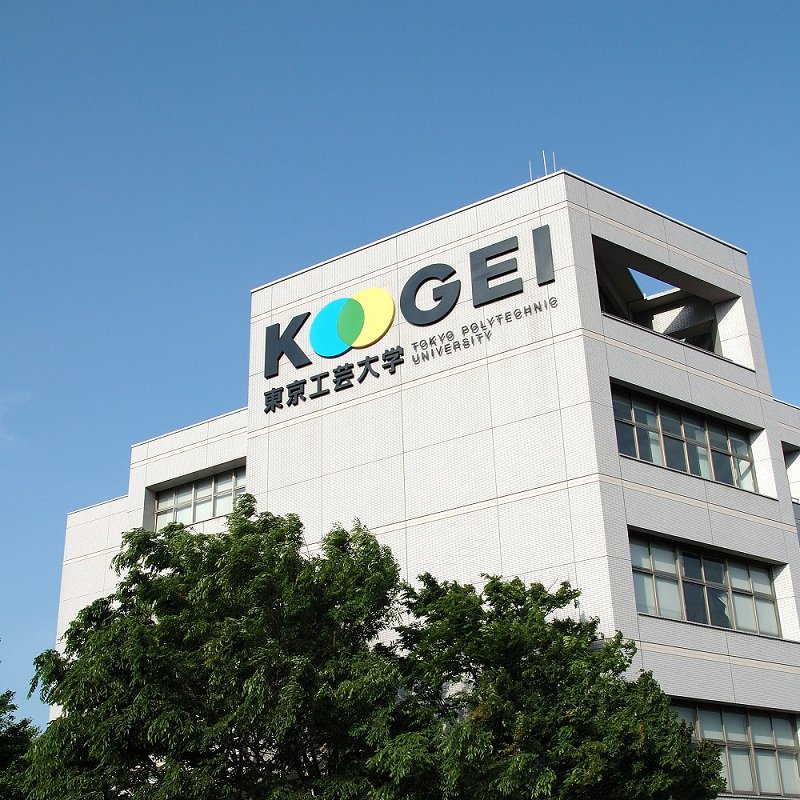 東京工芸大学の校舎外観(KOOGEIロゴ)