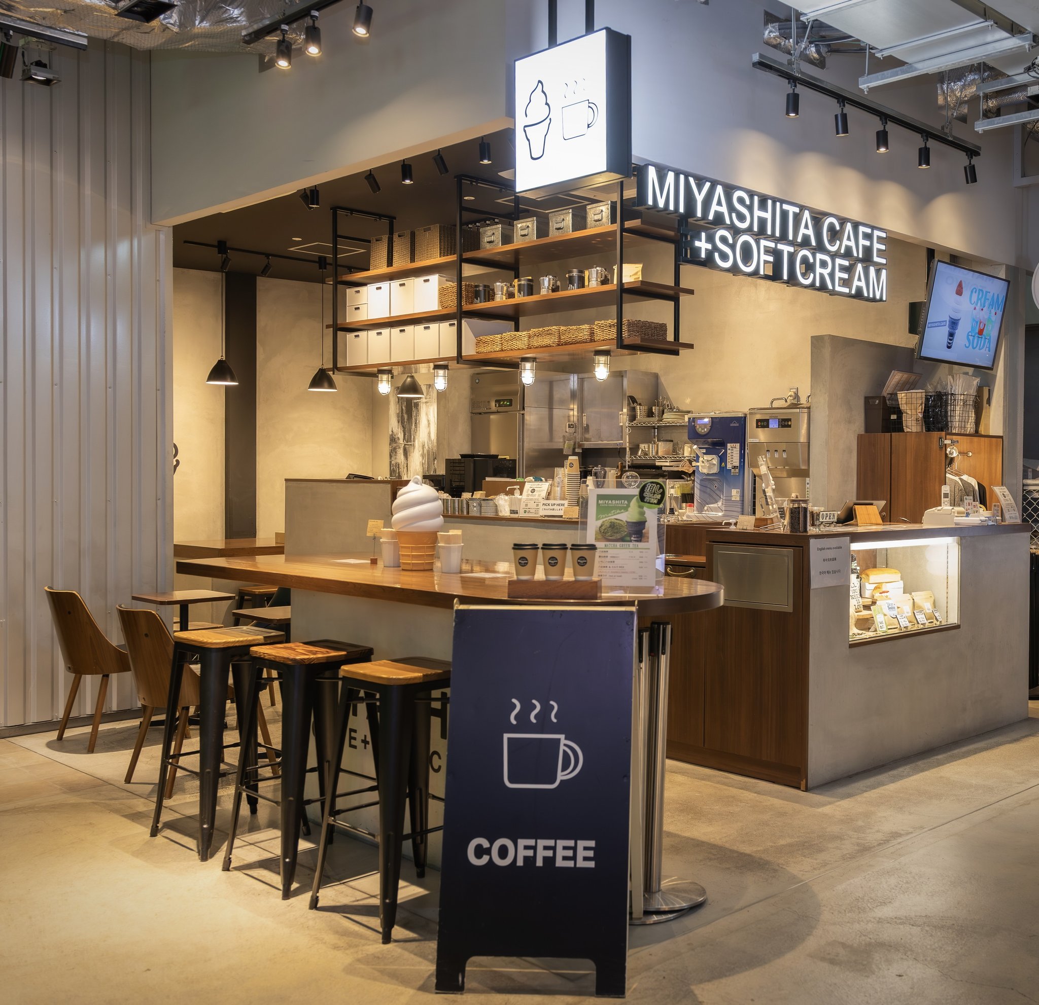 「MIYASHITA CAFE +softcream」の店頭メニュー案内