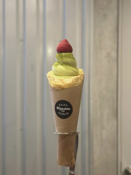 【抹茶スペシャル】八女抹茶ソフトにいちごをのせた、抹茶好きも満足のメニュー。