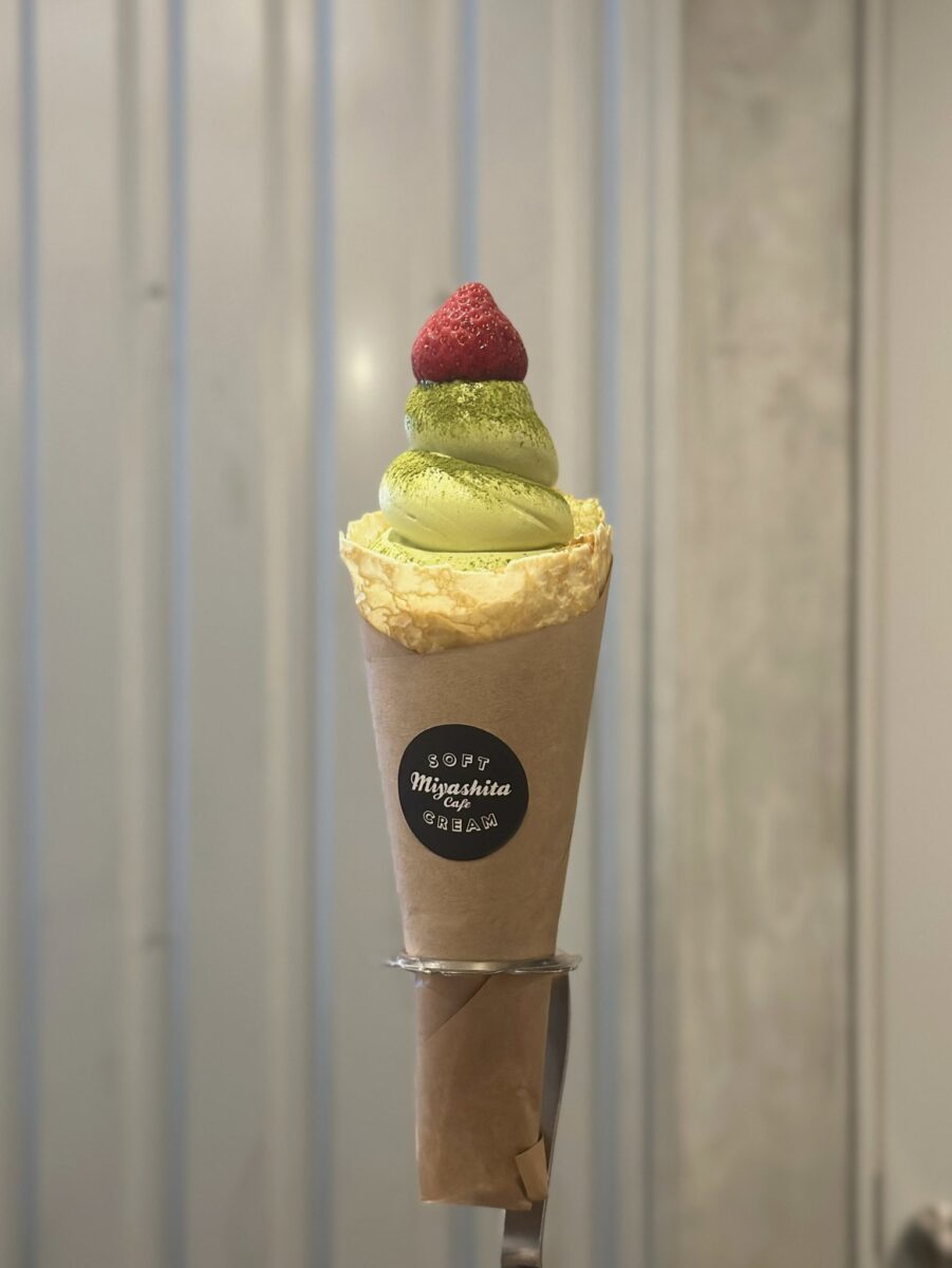 【抹茶スペシャル】八女抹茶ソフトにいちごをのせた、抹茶好きも満足のメニュー。