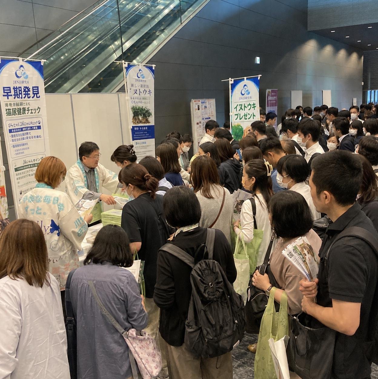 来場者で賑わう学会ブース通路の様子