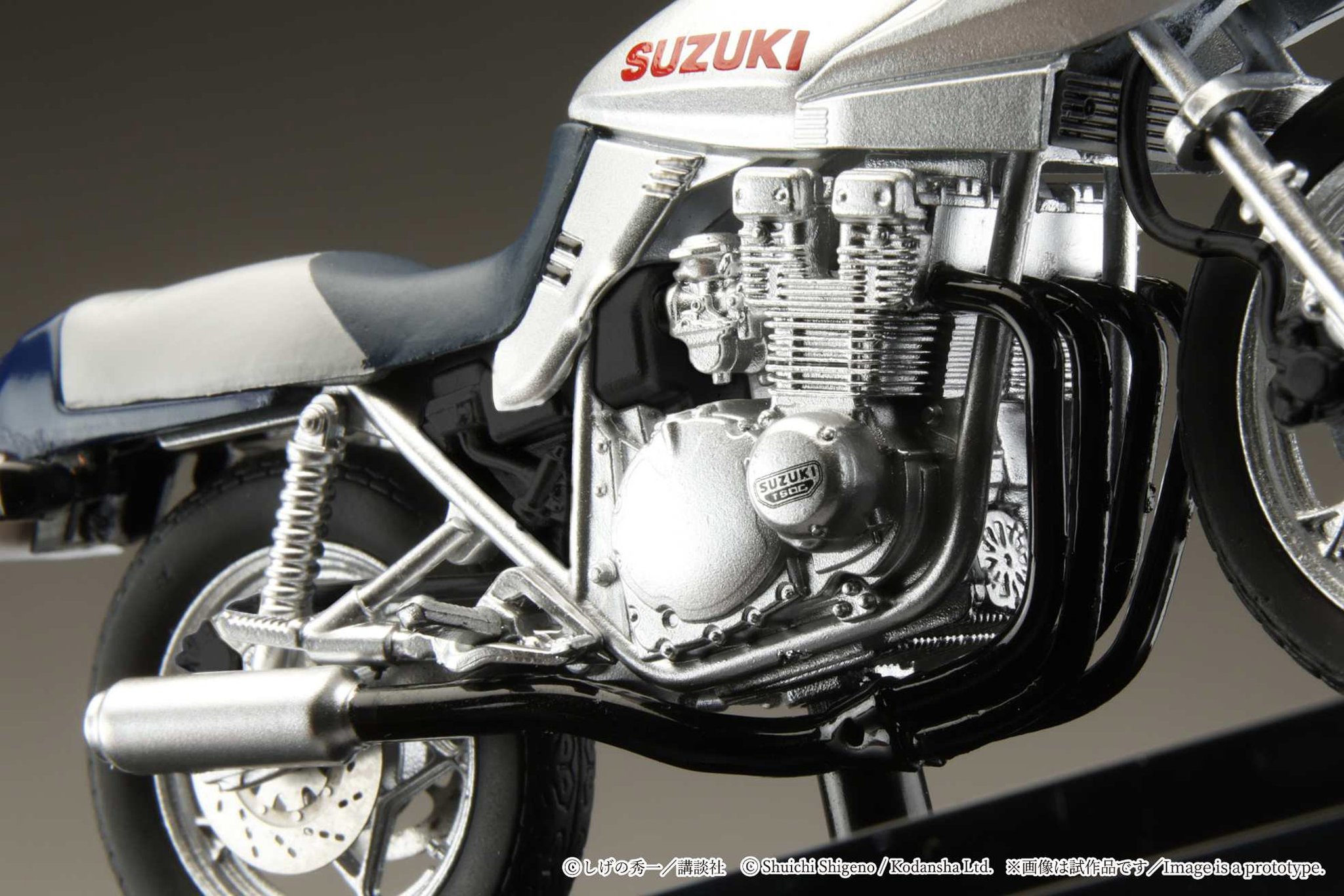 SUZUKI GSX750S KATANAの空冷4気筒エンジンとマフラー