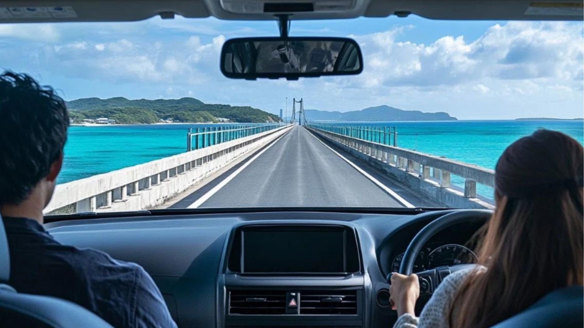 海上の橋を走る車内からの沖縄ドライブ風景