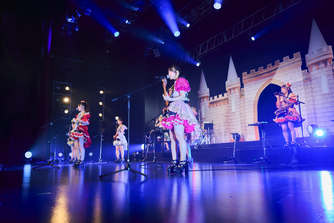楽器を演奏するMyDresscodeのメンバー