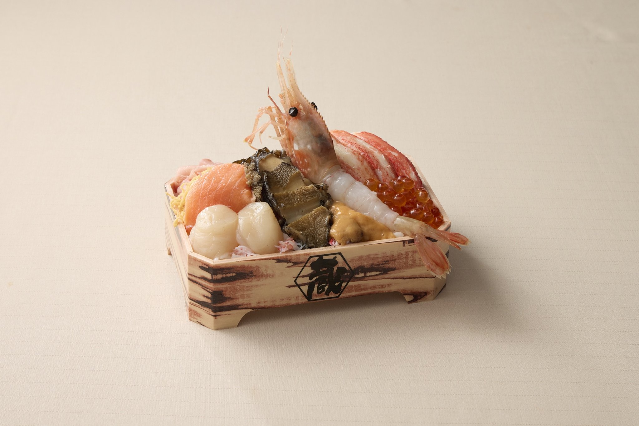「ジャンボボタンエビと蝦夷アワビの海鮮贅沢弁当」魚と肉と北海道 蔵