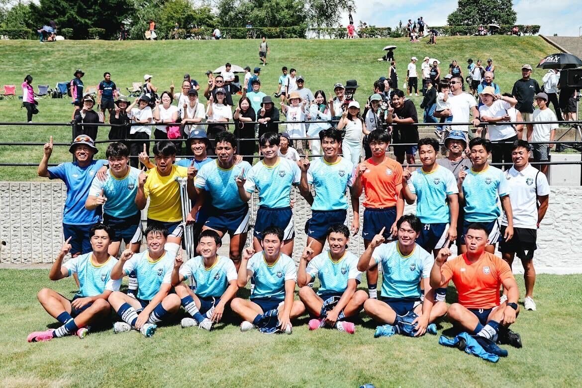 桐蔭学園ラグビー部の優勝後の集合写真