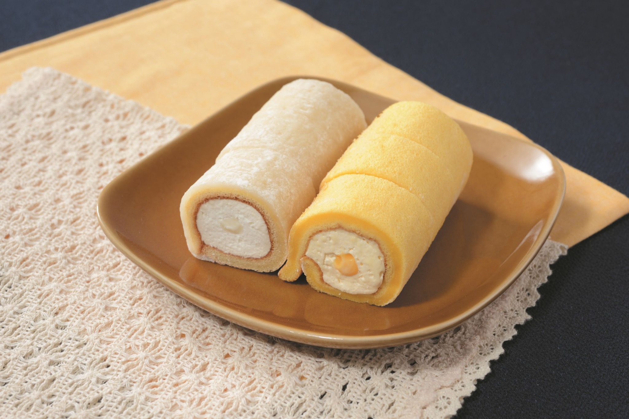 ローソン「月見ミニもち食感ロール（バニラ＆カスタード）」